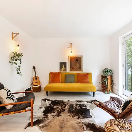 Tranquil 2 Bedroom Apartment In East London